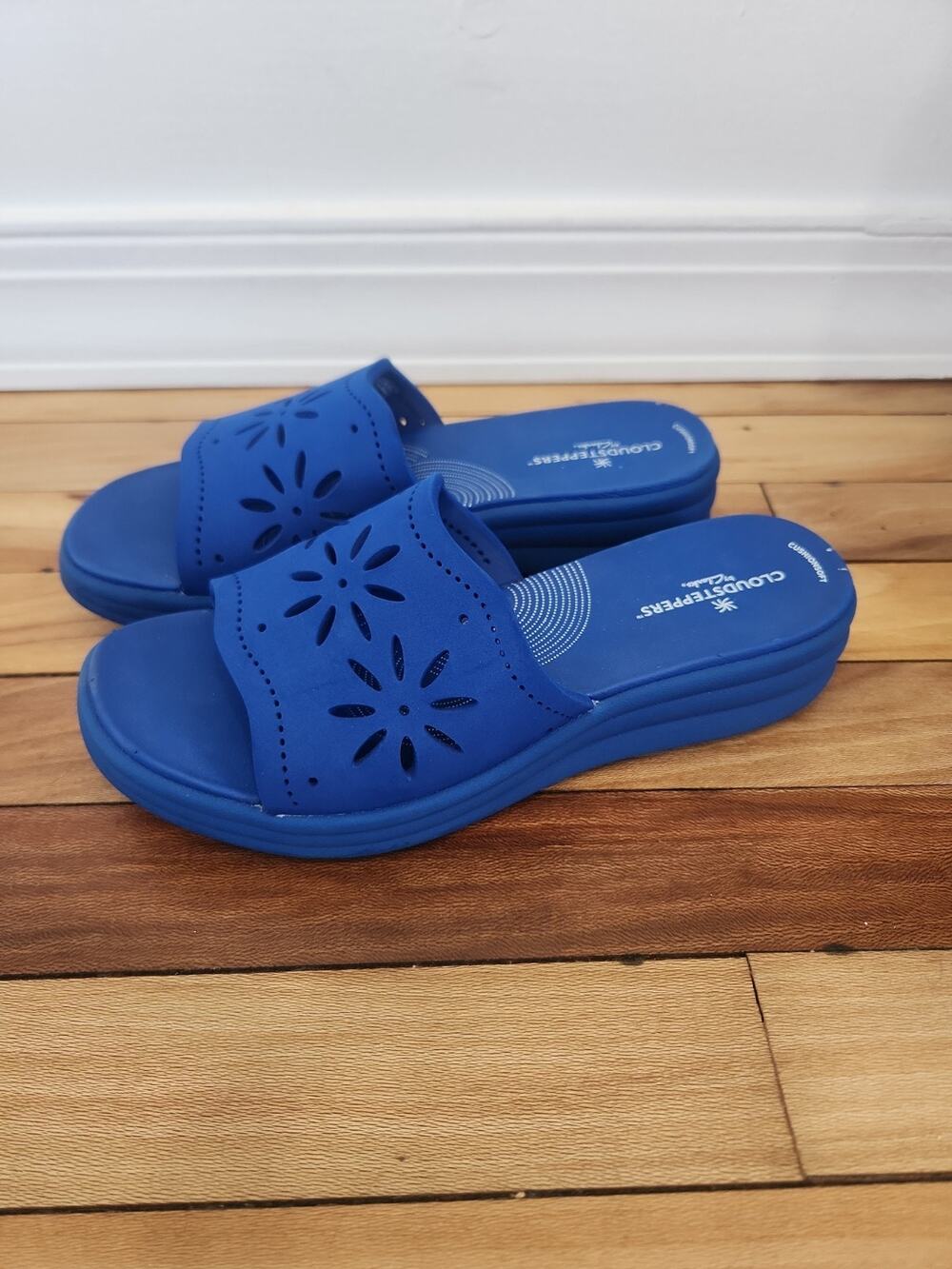 CLARKS Cloudsteppers CushionSoft Drift Floral Blue Slip-On Wedge Sandals 8